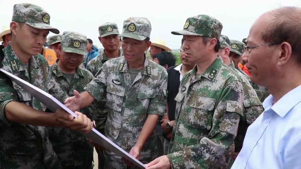 人民至上子弟兵全力投入抗洪抢险军地通力协作形成抗洪