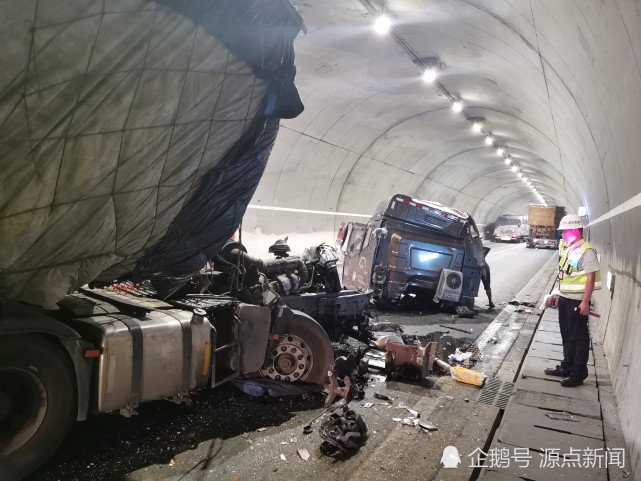 g65包茂高速进城方向贺家堡隧道内发生一起追尾事故,有人受伤