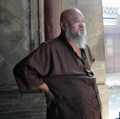 书法|演员李琦秀书法，当众写一霸气“龙”字，旁人拍手叫好，专家疑惑