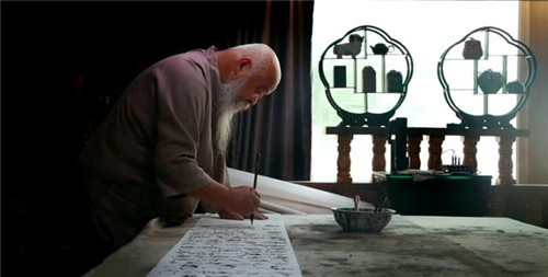 书法|演员李琦秀书法，当众写一霸气“龙”字，旁人拍手叫好，专家疑惑