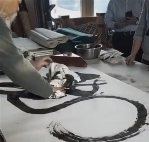 书法|演员李琦秀书法，当众写一霸气“龙”字，旁人拍手叫好，专家疑惑