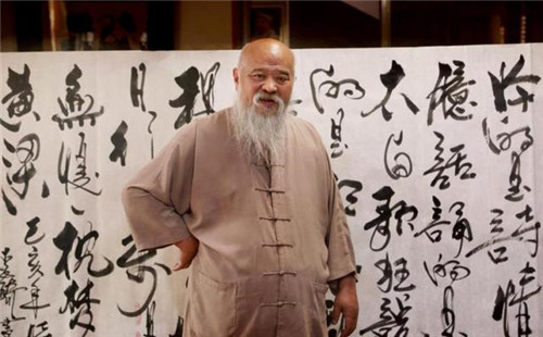 书法|演员李琦秀书法，当众写一霸气“龙”字，旁人拍手叫好，专家疑惑