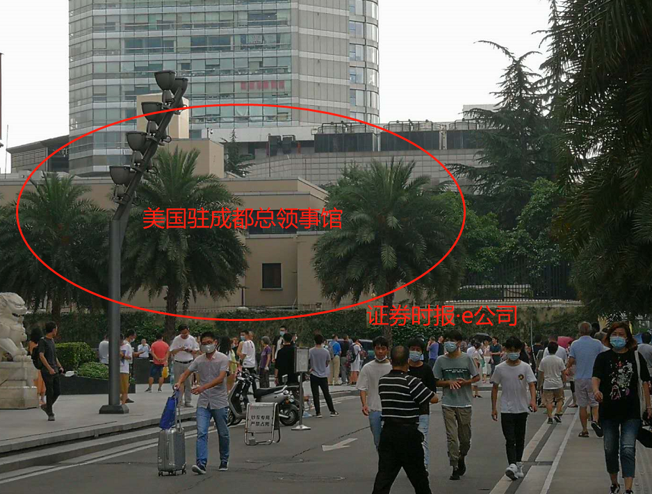 直击美国驻成都总领事馆刷屏周边道路实施交通管控围观群众甚多签证