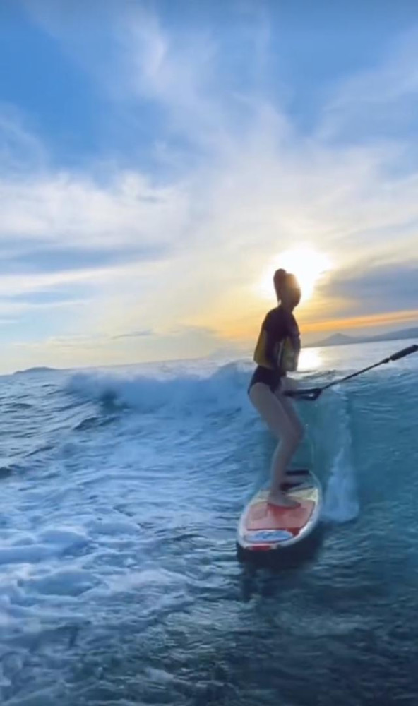 baby海上冲浪长腿吸睛蛮腰抢镜31岁诠释真正乘风破浪的姐姐