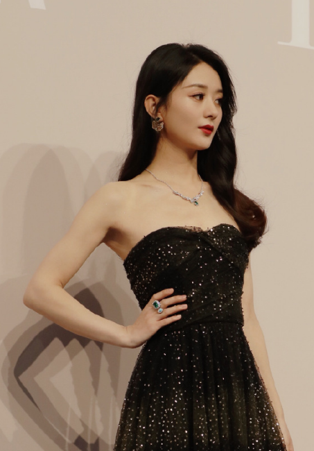 赵丽颖|Dior大展女星造型翻车：赵丽颖景甜撞衫，杨颖发型土掉渣