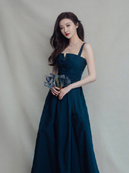 赵丽颖|Dior大展女星造型翻车：赵丽颖景甜撞衫，杨颖发型土掉渣