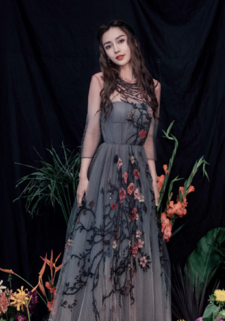 赵丽颖|Dior大展女星造型翻车：赵丽颖景甜撞衫，杨颖发型土掉渣