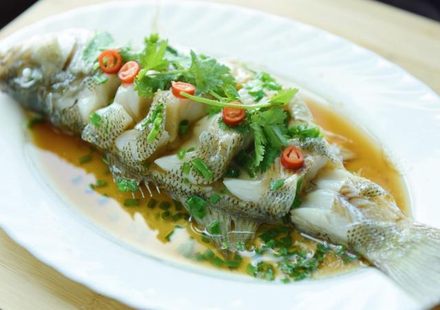 做清蒸鱼应该放盐还是料酒都不对教你正确做法鲜嫩又美味