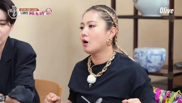 在综艺节目《饭bless you 2》中,朴娜莱透露了自己的异地恋爱史.