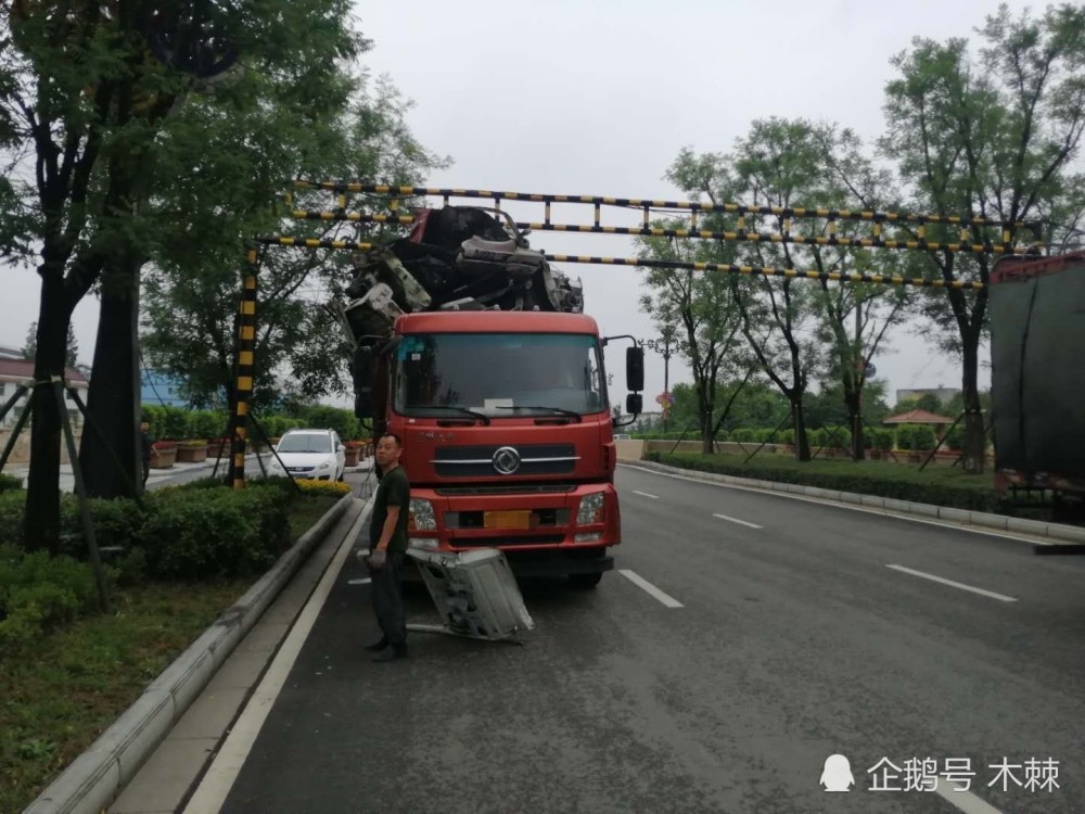 货车装货后超高 过限高架时被卡住 幸亏司机反应灵敏 避免了一场交通事故 腾讯新闻