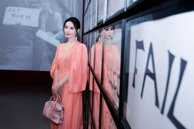 范冰冰|范爷状态回来了，39岁范冰冰公开露面走红毯，穿粉色长裙风格甜美