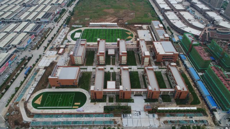 滁州市田家炳学校位于长江路与苏州路交叉口西北侧,是一所九年一贯制