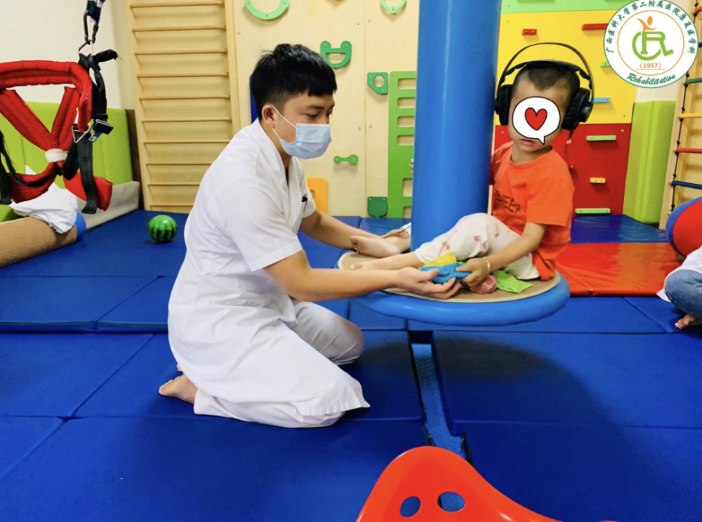 康复科治疗团队指导孩子进行听乐训练听觉在感觉统合过程中扮演着