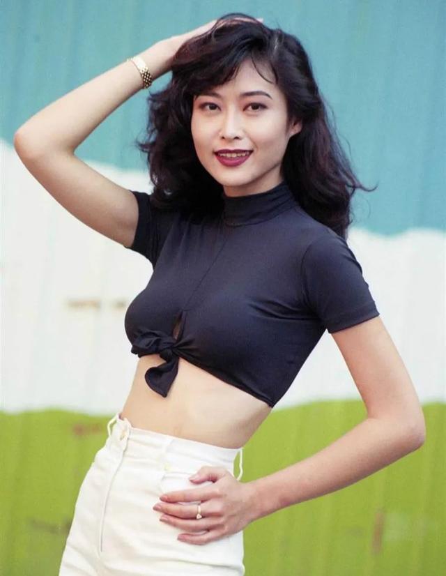 叶玉卿|叶玉卿富豪丈夫被曝破产，胡须皆白认不出，一家人海边度假心情佳