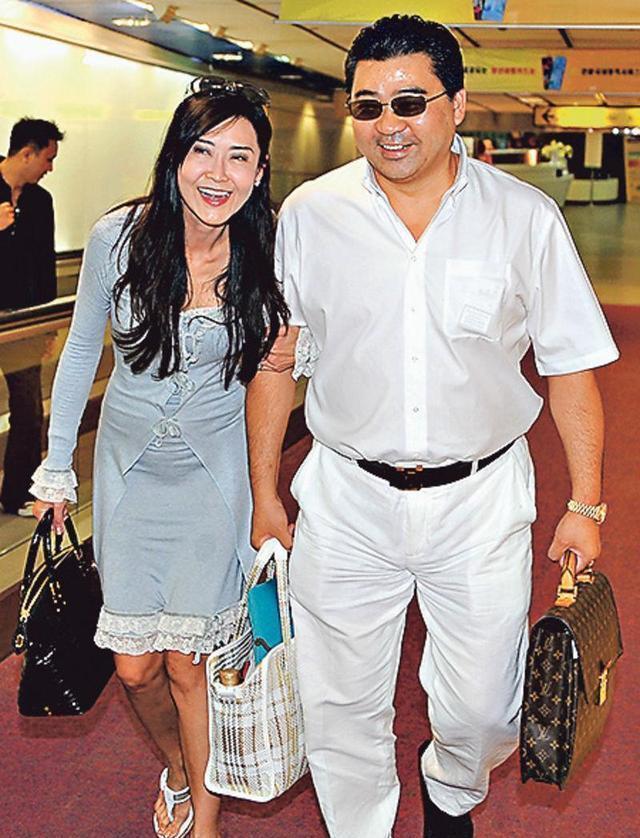 叶玉卿|叶玉卿富豪丈夫被曝破产，胡须皆白认不出，一家人海边度假心情佳