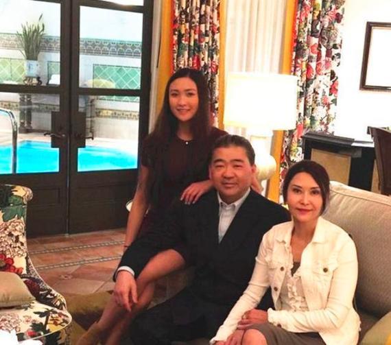 叶玉卿|叶玉卿富豪丈夫被曝破产，胡须皆白认不出，一家人海边度假心情佳