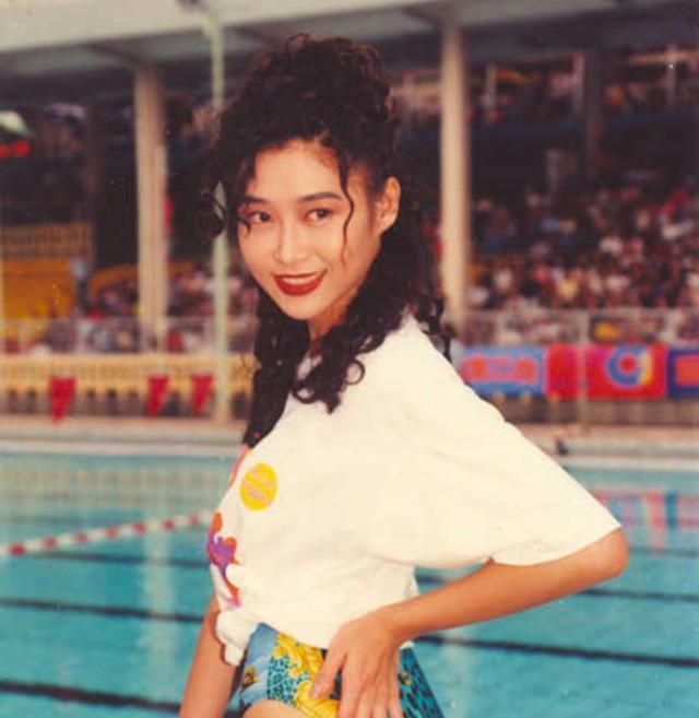 叶玉卿|叶玉卿富豪丈夫被曝破产，胡须皆白认不出，一家人海边度假心情佳