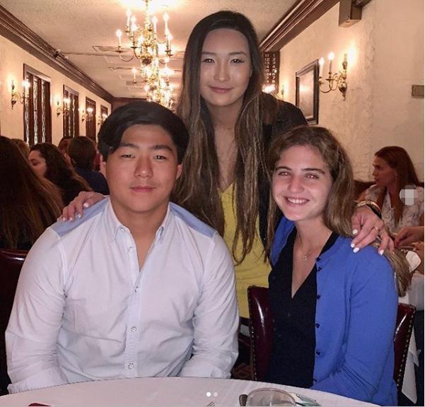 叶玉卿|叶玉卿富豪丈夫被曝破产，胡须皆白认不出，一家人海边度假心情佳