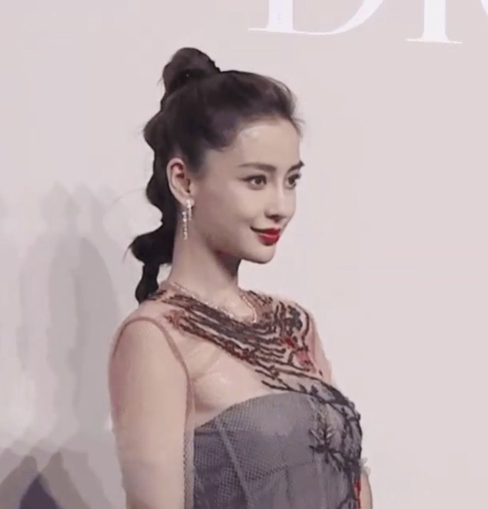 赵丽颖|赵丽颖baby“迪奥舞会”现场，一个背手显乖巧，一个大方自信