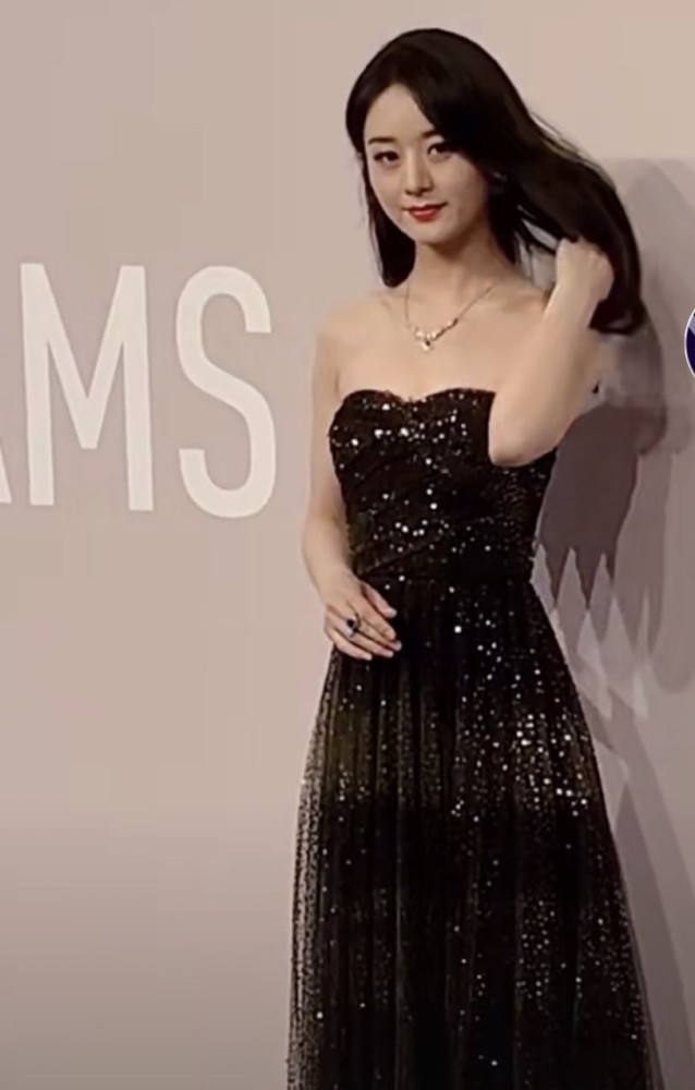 赵丽颖|赵丽颖baby“迪奥舞会”现场，一个背手显乖巧，一个大方自信