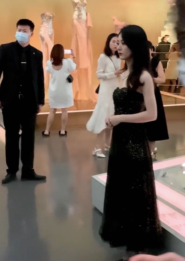 赵丽颖|赵丽颖baby“迪奥舞会”现场，一个背手显乖巧，一个大方自信