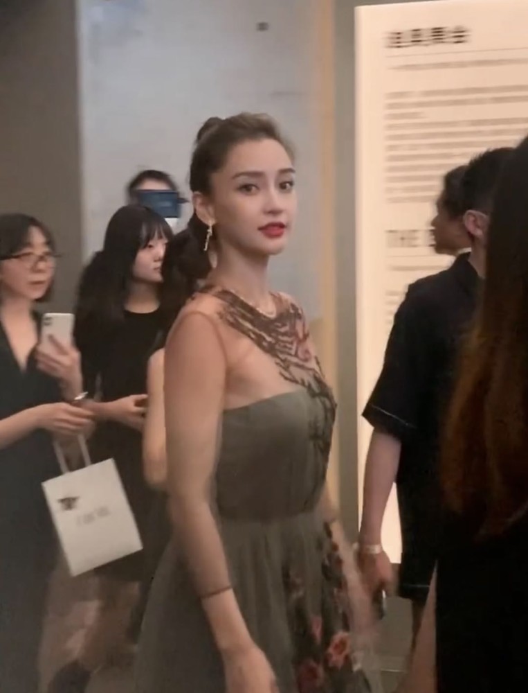 赵丽颖|赵丽颖baby“迪奥舞会”现场，一个背手显乖巧，一个大方自信