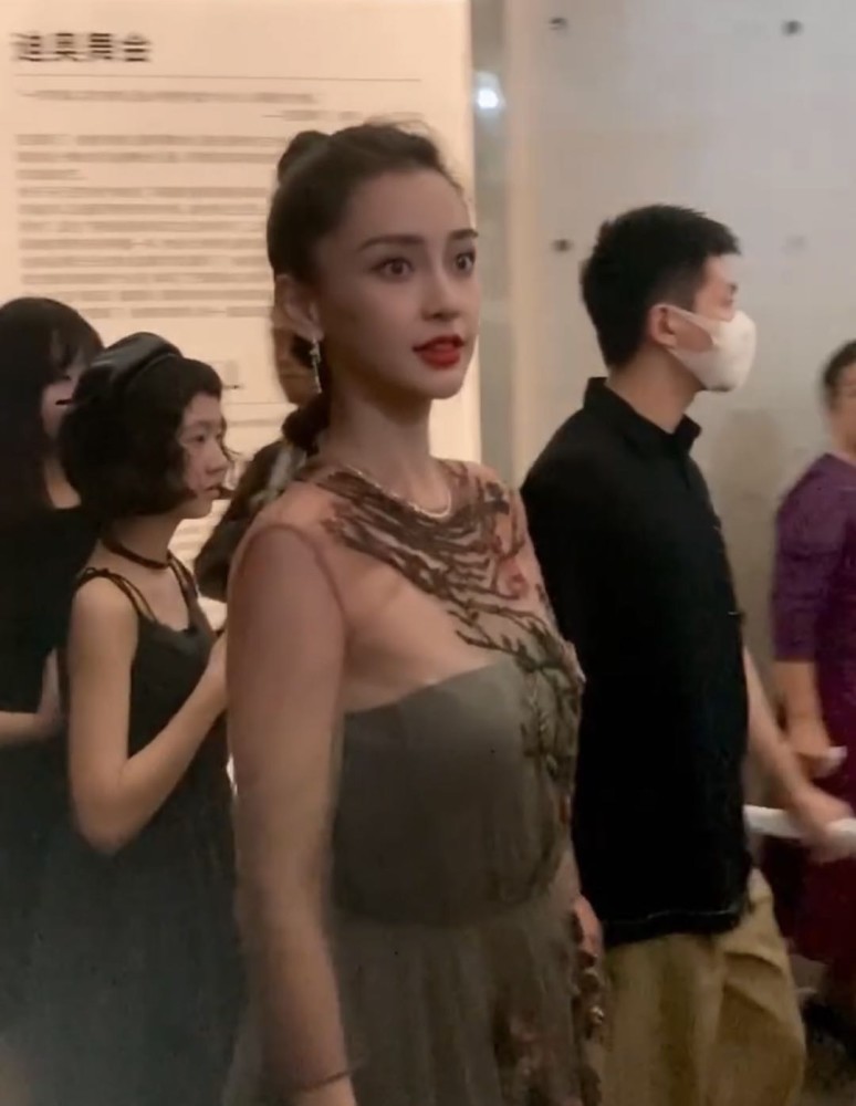 赵丽颖|赵丽颖baby“迪奥舞会”现场，一个背手显乖巧，一个大方自信