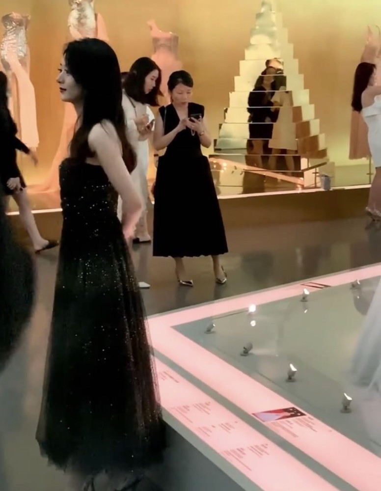 赵丽颖|赵丽颖baby“迪奥舞会”现场，一个背手显乖巧，一个大方自信