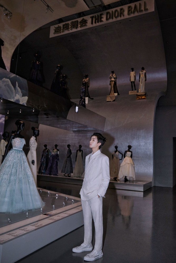 赵丽颖|赵丽颖baby“迪奥舞会”现场，一个背手显乖巧，一个大方自信