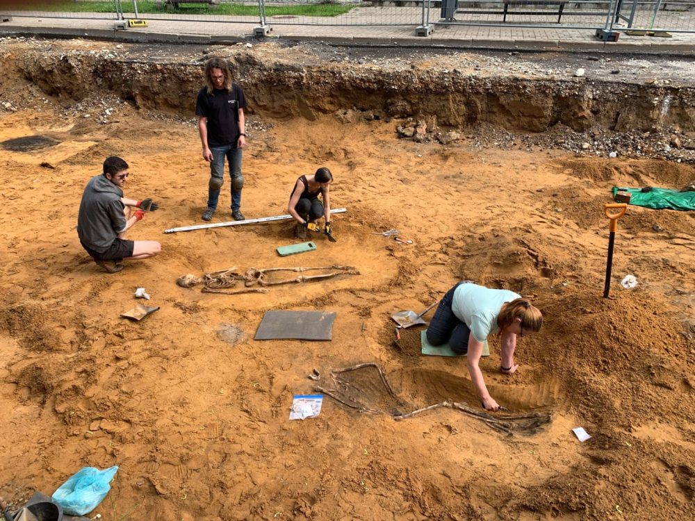 考古学家|建筑工地里意外发现人的尸骨，之后越挖越多共挖出100多具