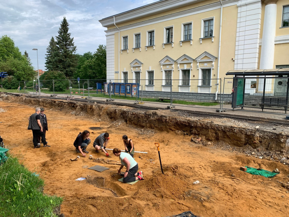 考古学家|建筑工地里意外发现人的尸骨，之后越挖越多共挖出100多具