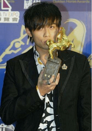 周杰伦被金曲奖套路以后愤然写了这首歌来讽刺 结果想不到火了15年