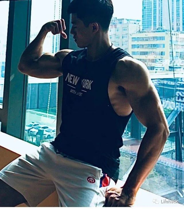 米86的他堪称标准的模特身材是一枚坐标在厦门的健身指导他的微博名是