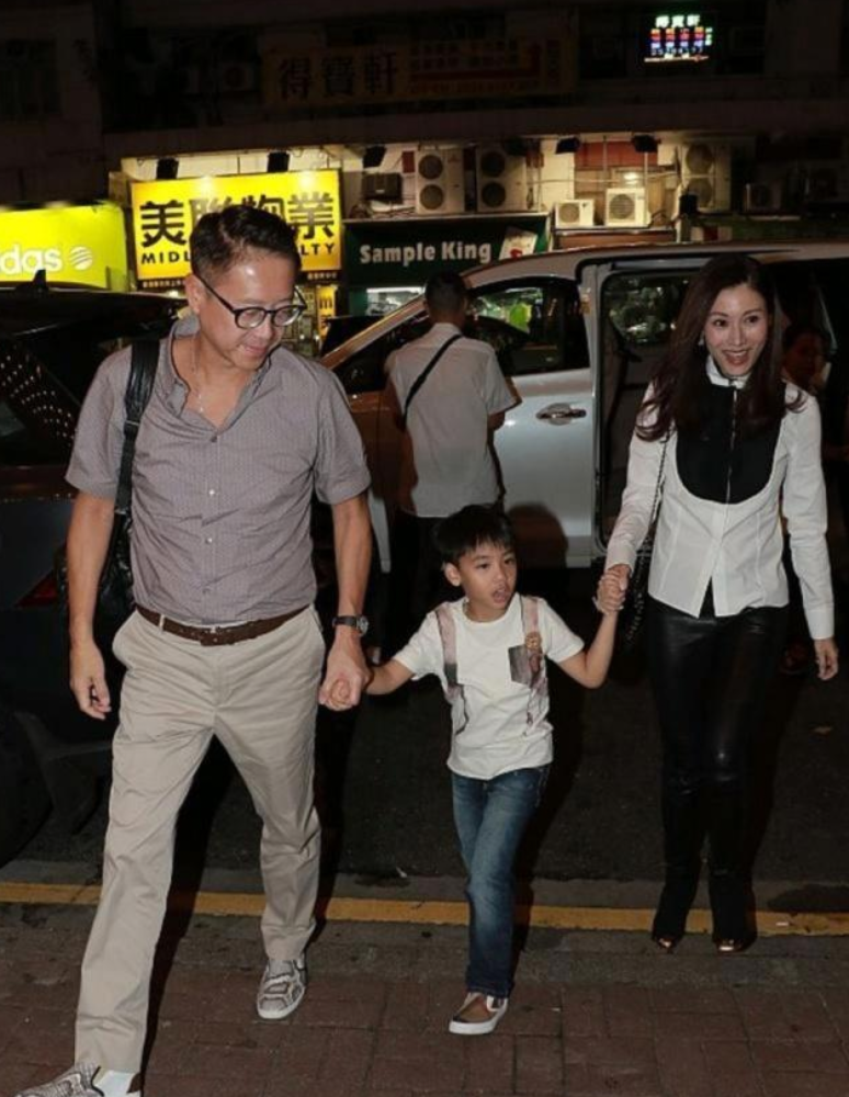 许晋亨|58岁许公子，200万零用钱潇洒养妻小，400亿财产不争不斗全归他