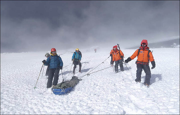 欧亚大陆|欧亚大陆最高活火山口被困多日的登山者终于被找到，已无生命迹象