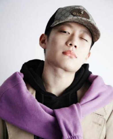 pg one|PG one凌晨晒自拍罕露正脸，却被身后鞋柜抢了风头，网友：价值百万