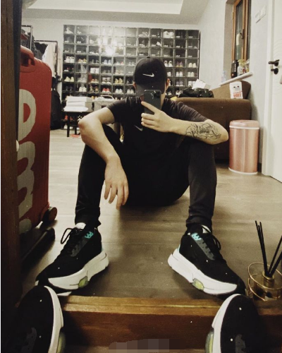 pg one|PG one凌晨晒自拍罕露正脸，却被身后鞋柜抢了风头，网友：价值百万