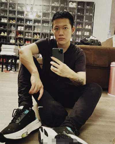 pg one|PG one凌晨晒自拍罕露正脸，却被身后鞋柜抢了风头，网友：价值百万