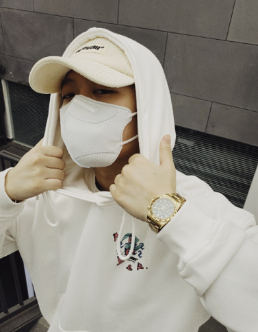 pg one|PG one凌晨晒自拍罕露正脸，却被身后鞋柜抢了风头，网友：价值百万