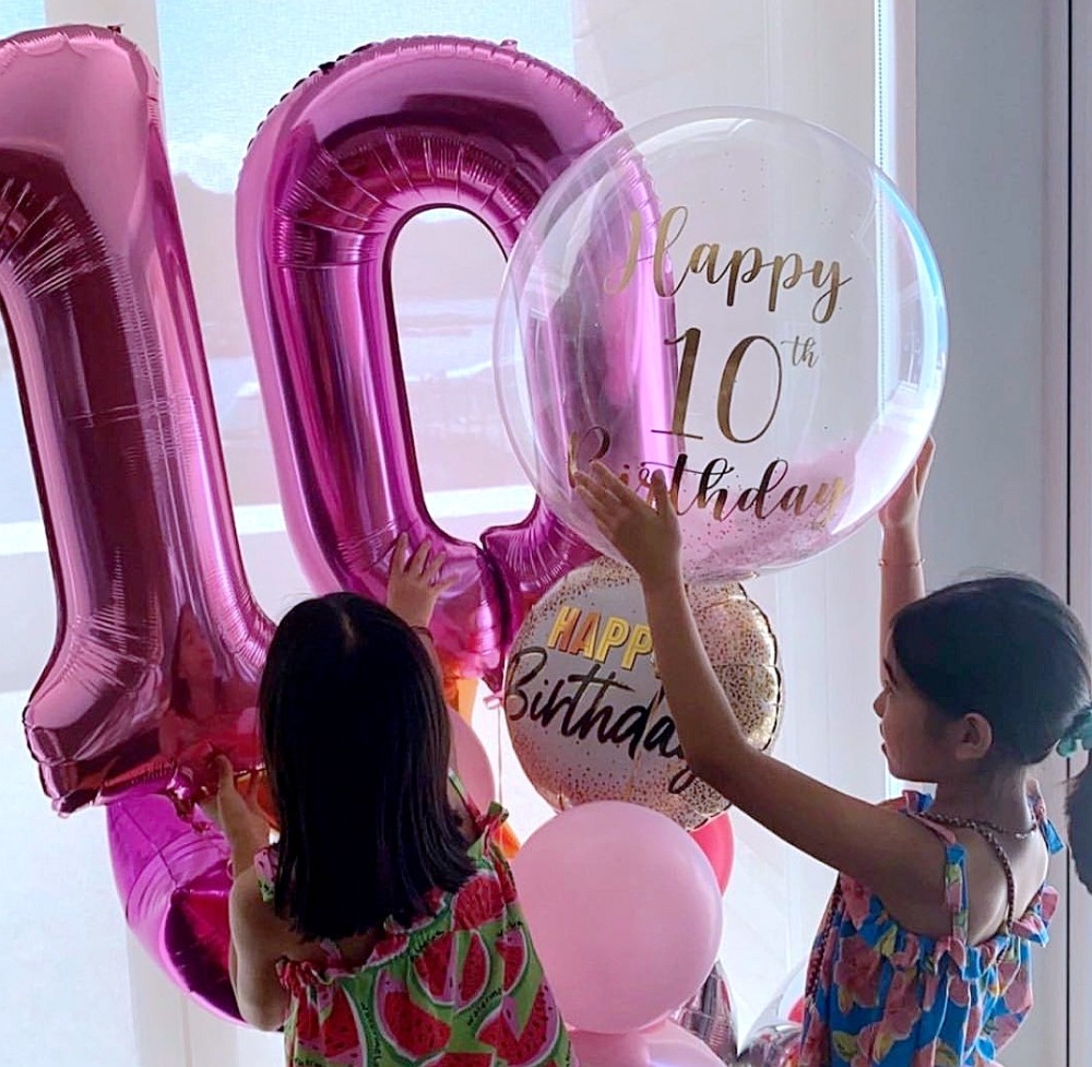 黎姿|黎姿晒十岁双胞胎女儿庆生照，穿小花裙露侧脸根本是“迷你黎姿”