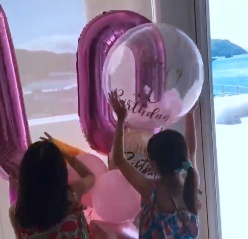 黎姿|黎姿晒十岁双胞胎女儿庆生照，穿小花裙露侧脸根本是“迷你黎姿”