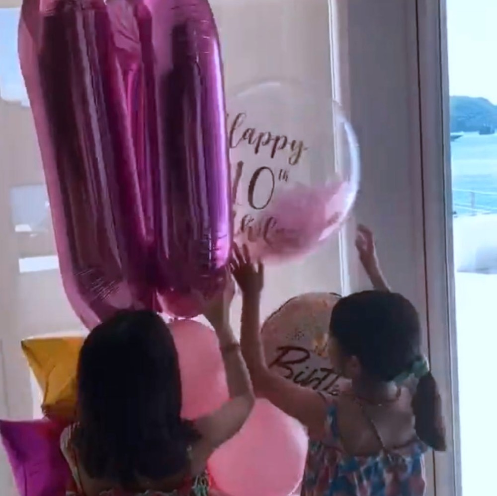 黎姿|黎姿晒十岁双胞胎女儿庆生照，穿小花裙露侧脸根本是“迷你黎姿”