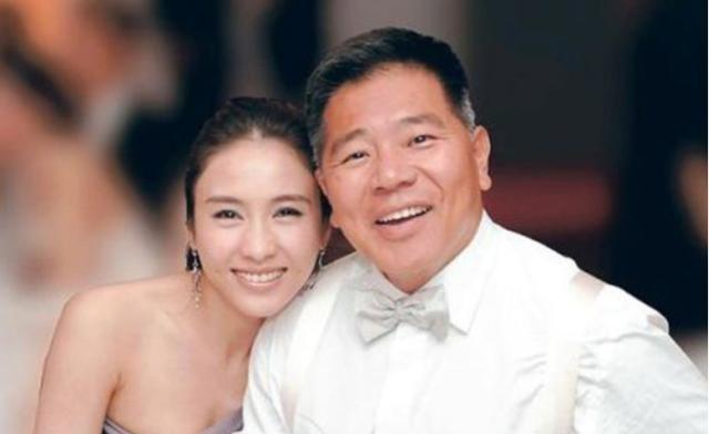 黎姿|黎姿晒十岁双胞胎女儿庆生照，穿小花裙露侧脸根本是“迷你黎姿”