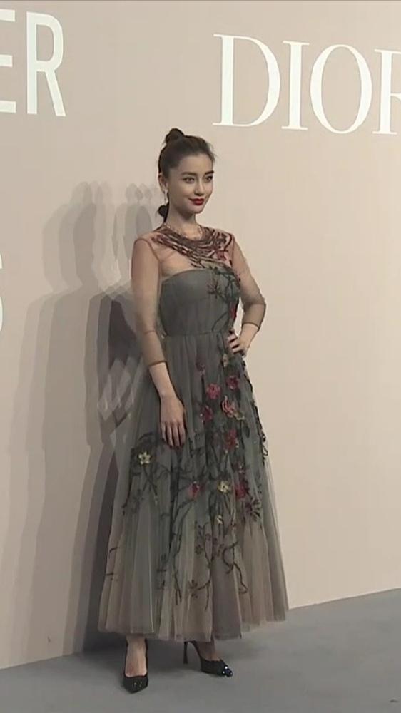 赵丽颖|7月24日红毯秀：baby法令纹明显，王子文脸太肿，赵丽颖艳压群芳