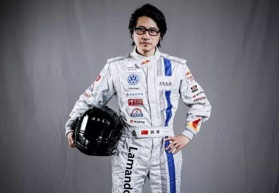 韩寒|传韩寒赛车场出意外事故，现场摄影师被撞伤，疑家人表态：正在抢救中