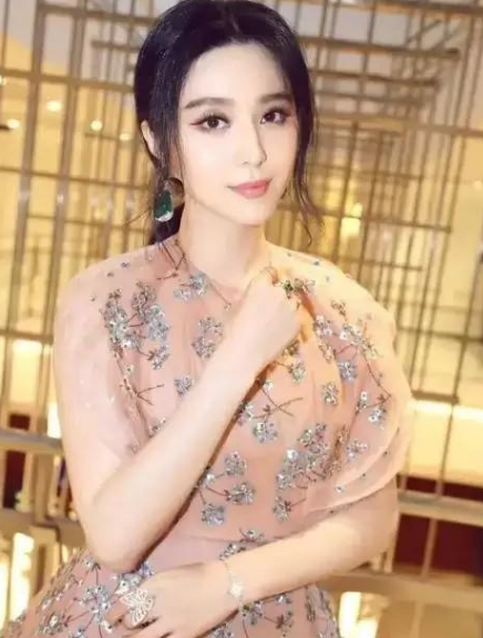 范冰冰|范冰冰穿顶级名牌走红毯，高定制也难挡她憔悴的面容，与人合影更是不自信