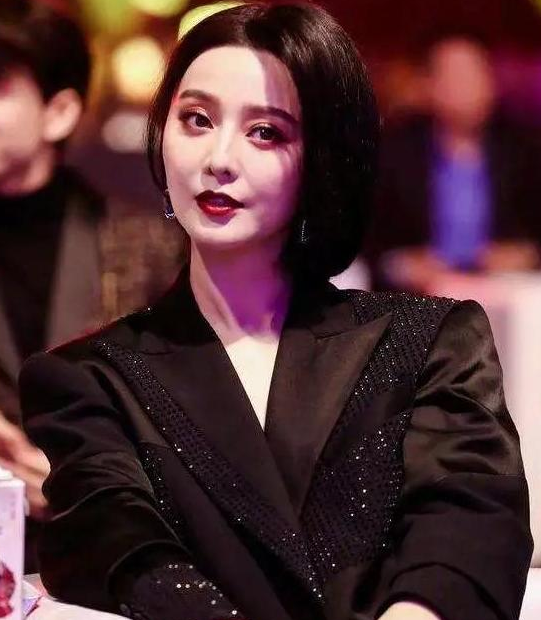 范冰冰|范冰冰穿顶级名牌走红毯，高定制也难挡她憔悴的面容，与人合影更是不自信