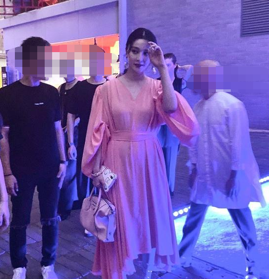 范冰冰|范冰冰穿顶级名牌走红毯，高定制也难挡她憔悴的面容，与人合影更是不自信