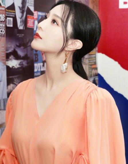 范冰冰|范冰冰穿顶级名牌走红毯，高定制也难挡她憔悴的面容，与人合影更是不自信