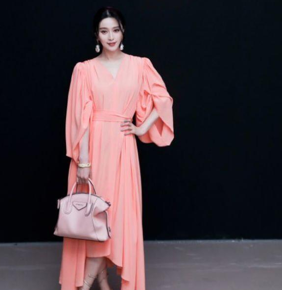 范冰冰|范冰冰穿顶级名牌走红毯，高定制也难挡她憔悴的面容，与人合影更是不自信